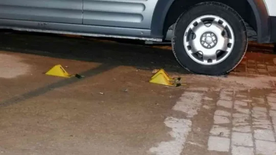 Kepenkleri kapalı dükkanın içinde başına isabet eden saçmayla yaralandı