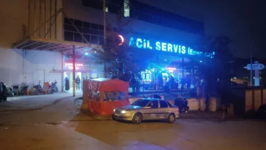 Kepenkleri kapalı dükkanın içinde başına isabet eden saçmayla yaralandı