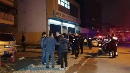 Kepenkleri kapalı dükkanın içinde başına isabet eden saçmayla yaralandı