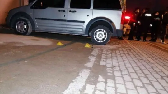 Kepenkleri kapalı dükkanın içinde başına isabet eden saçmayla yaralandı
