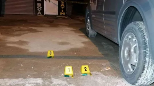 Kepenkleri kapalı dükkanın içinde başına isabet eden saçmayla yaralandı