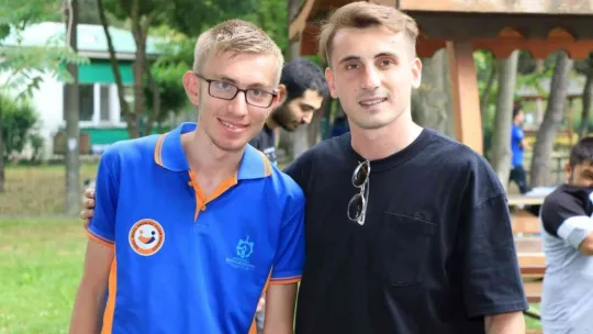 Kerem Aktürkoğlu özel öğrencilerin yüzünü güldürdü
