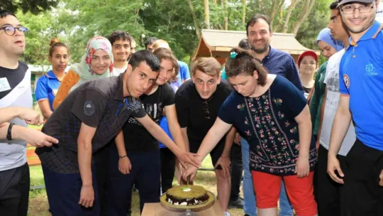 Kerem Aktürkoğlu özel öğrencilerin yüzünü güldürdü