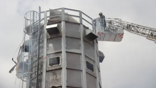 Kereste fabrikasında filo patladı, itfaiye ekipleri alarma geçti