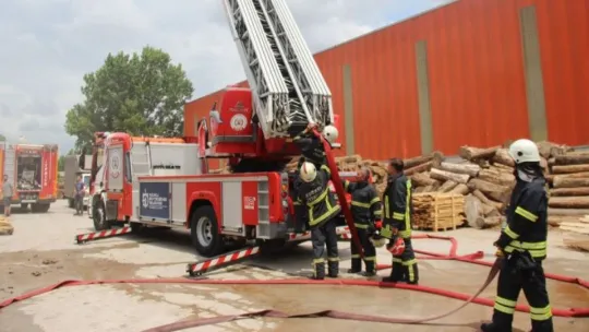 Kereste fabrikasında filo patladı, itfaiye ekipleri alarma geçti