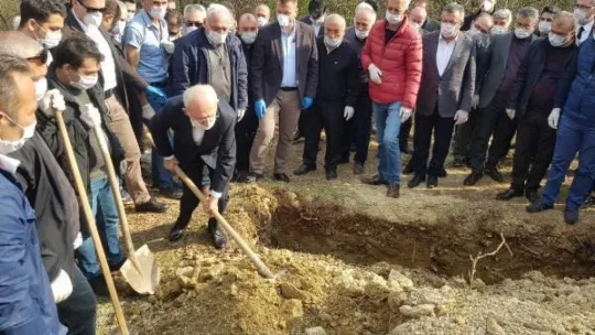 Kılıçdaroğlu kız kardeşini son yolculuğuna uğurladı!
