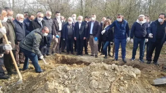Kılıçdaroğlu kız kardeşini son yolculuğuna uğurladı!