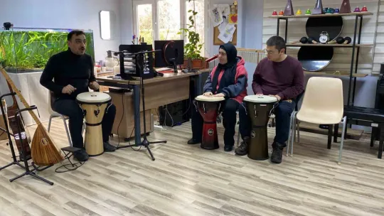 Kimi bağlama çalıyor, kimi piyano