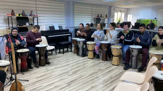 Kimi bağlama çalıyor, kimi piyano