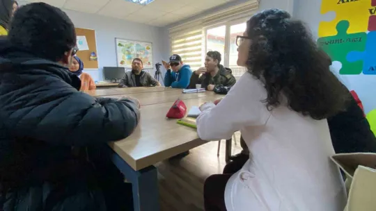 Kimi bağlama çalıyor, kimi piyano