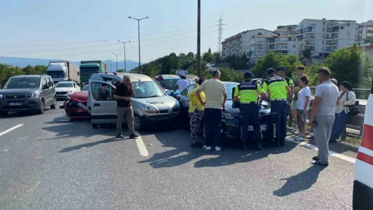 Kimsenin burnunun kanamadığı TEM'deki kazada 8 araç birbirine girdi