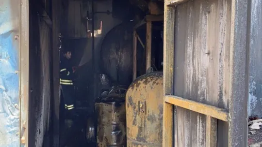 Kimyasal maddelerin bulunduğu fabrika alevlere teslim oldu