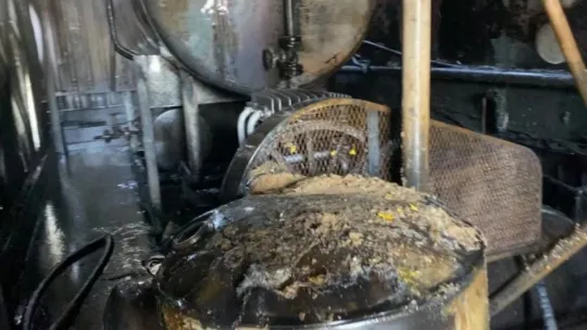 Kimyasal maddelerin bulunduğu fabrika alevlere teslim oldu
