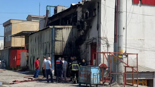 Kimyasal maddelerin bulunduğu fabrika alevlere teslim oldu