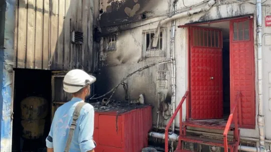 Kimyasal maddelerin bulunduğu fabrika alevlere teslim oldu