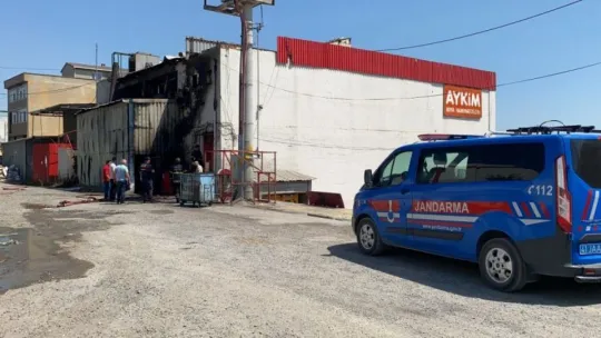 Kimyasal maddelerin bulunduğu fabrika alevlere teslim oldu