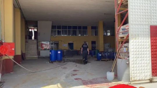 Kimyasal maddelerin bulunduğu fabrika alevlere teslim oldu