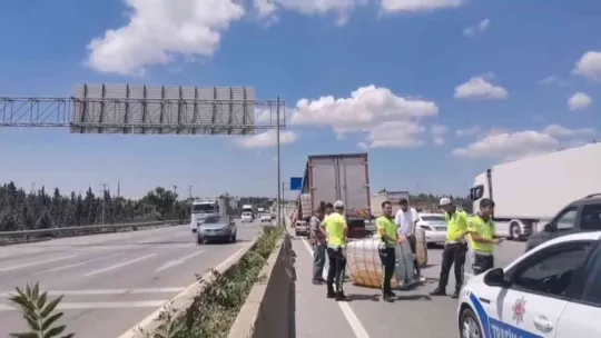 Kimyasal sıvı dolu tanklar tırdan yola düştü