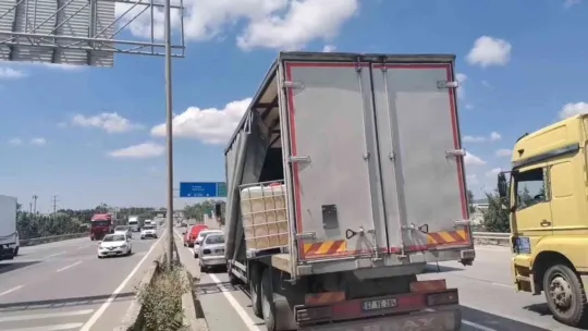 Kimyasal sıvı dolu tanklar tırdan yola düştü