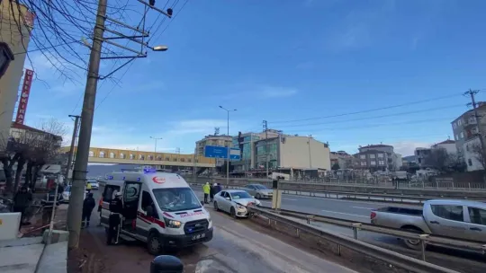 Kiralık otomobil bariyerlere çarptı!