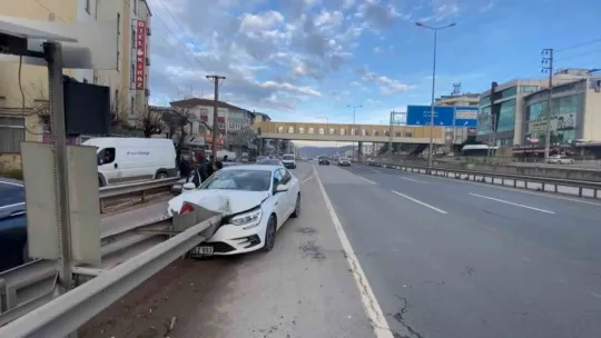 Kiralık otomobil bariyerlere çarptı!