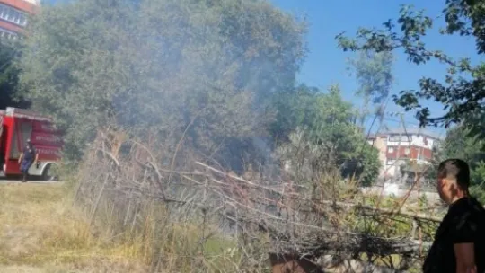 Kırık cam şişeleri otluk alanı tutuşturdu