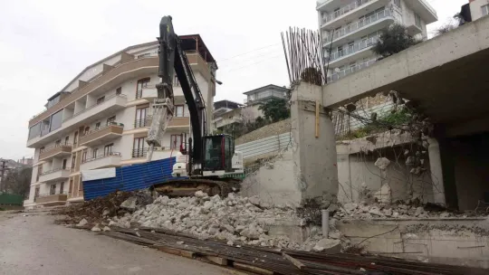 Kirişlerin toprakla doldurulduğu iddia edilmişti, yıkımına başlandı