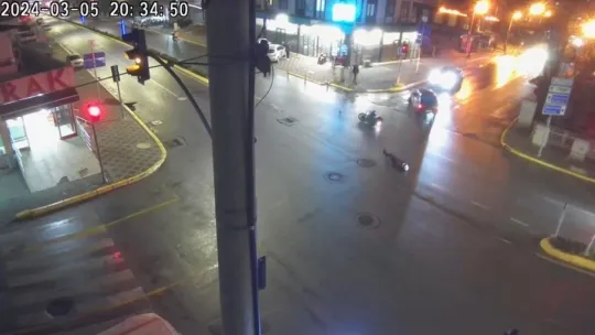 Motosiklet, otomobil ile böyle çarpıştı