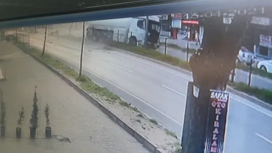 Kırmızı ışık ihlali yapan tanker taksiyi parçaladı