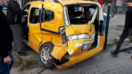 Kırmızı ışık ihlali yapan tanker taksiyi parçaladı