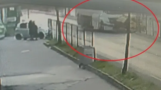 Kırmızı ışık ihlali yapan tanker taksiyi parçaladı