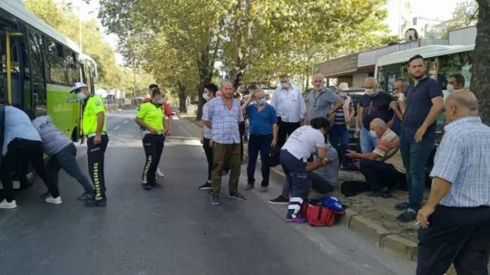 Kırmızı ışıkta bekleyen halk otobüsüne tır çarptı: 4 yaralı!