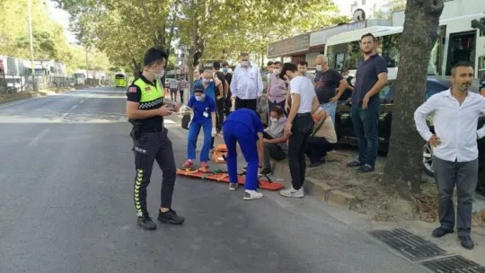 Kırmızı ışıkta bekleyen halk otobüsüne tır çarptı: 4 yaralı!