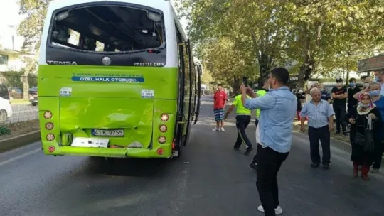 Kırmızı ışıkta bekleyen halk otobüsüne tır çarptı: 4 yaralı!