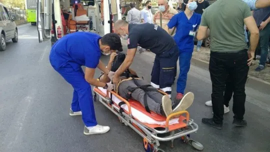 Kırmızı ışıkta bekleyen halk otobüsüne tır çarptı: 4 yaralı!