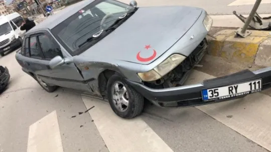 Kırmızı ışıkta geçen bir otomobil, başka bir otomobille çarpıştı!