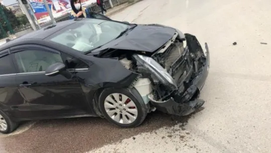 Kırmızı ışıkta geçen bir otomobil, başka bir otomobille çarpıştı!
