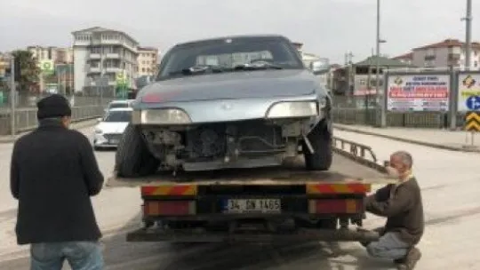 Kırmızı ışıkta geçen bir otomobil, başka bir otomobille çarpıştı!