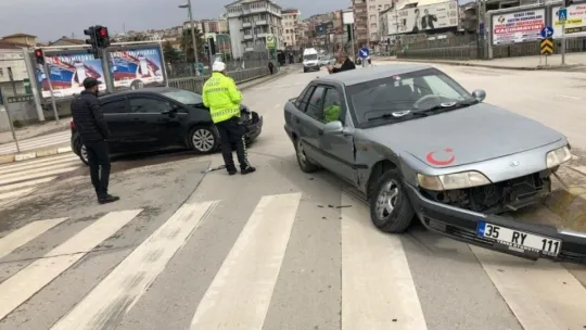 Kırmızı ışıkta geçen bir otomobil, başka bir otomobille çarpıştı!