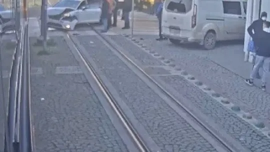 Otomobil, tramvaya böyle çarptı