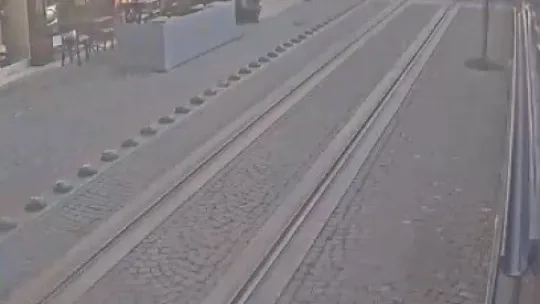 Otomobil, tramvaya böyle çarptı