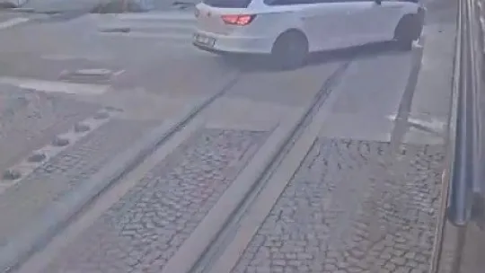 Otomobil, tramvaya böyle çarptı