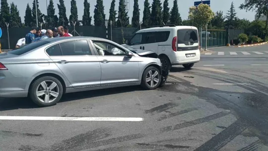 Kocaeli'de otomobil halk otobüsüne çarptı, yaralılar var