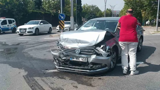 Kocaeli'de otomobil halk otobüsüne çarptı, yaralılar var