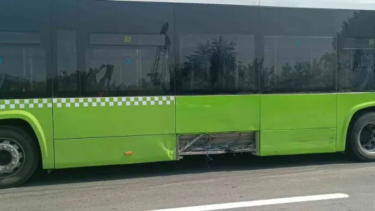 Kocaeli'de otomobil halk otobüsüne çarptı, yaralılar var