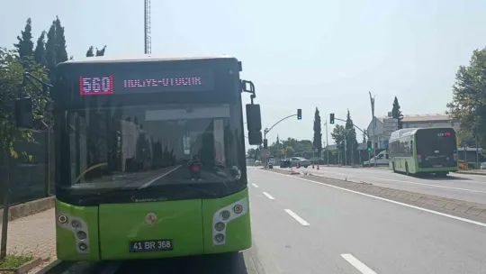 Kocaeli'de otomobil halk otobüsüne çarptı, yaralılar var