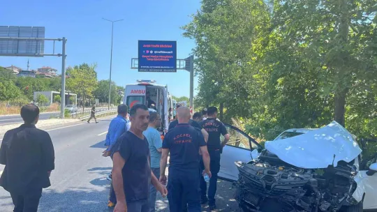 Otomobil yolun karşısına geçmek isteyen araca çarptı: 5 yaralı
