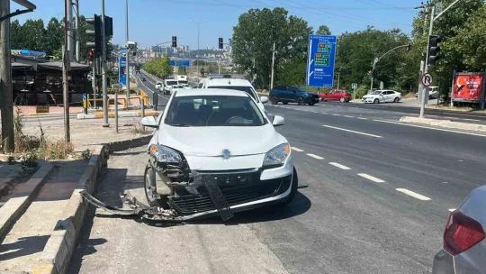 Otomobil yolun karşısına geçmek isteyen araca çarptı: 5 yaralı