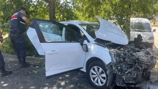 Otomobil yolun karşısına geçmek isteyen araca çarptı: 5 yaralı