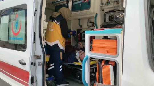 Kırmızı ışıkta geçti: 3 araç birbirine girdi